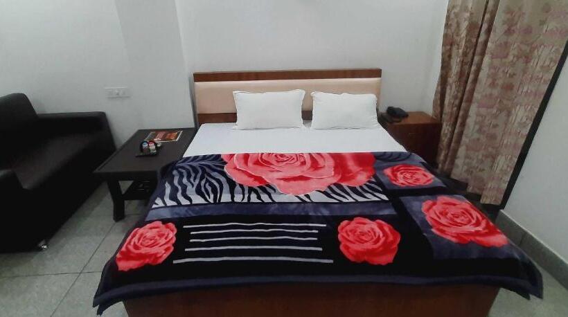 豪华三人间, Oyo Hotel Tulip Inn