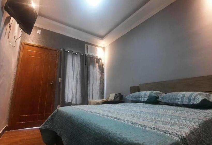 발코니가 있는 스위트, Pousada Recanto Beach House   Cabo Frio   Rj  Unamar  Cond Florestinha   1 Min A Pé Da Praia