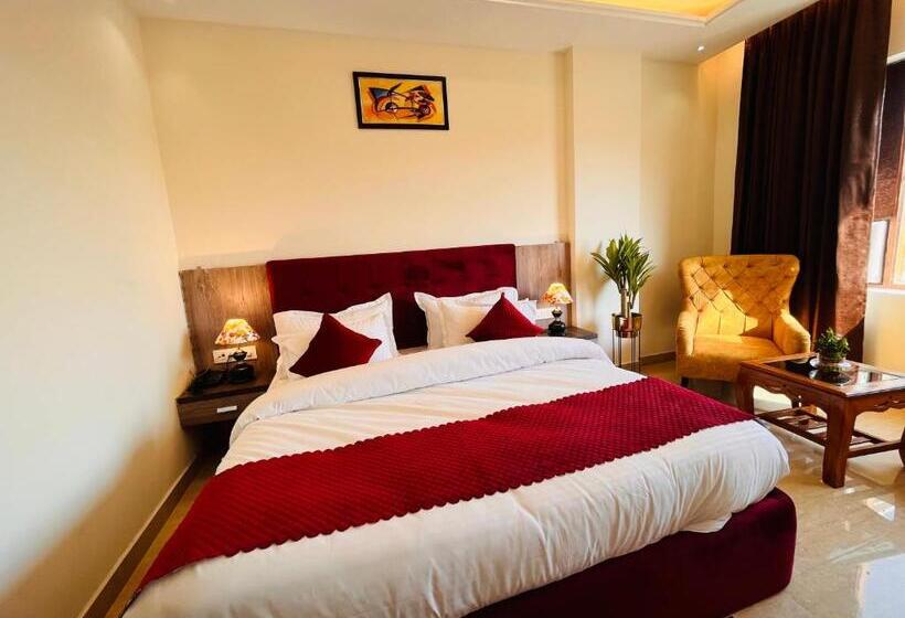 带大床的豪华间, Ganges Blossam   A Four Star Luxury Hotel & Resort