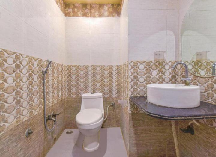 اتاق ساده سه‌ نفره, Mangal Residency Rooftop Pool