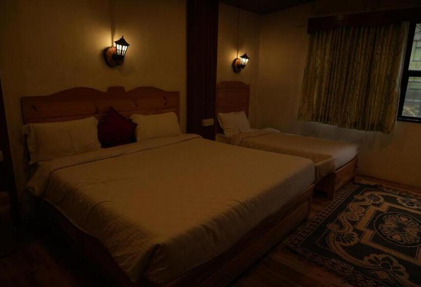 Трехместный Номер Классика, Vetrivel International By Brown Tree Resorts
