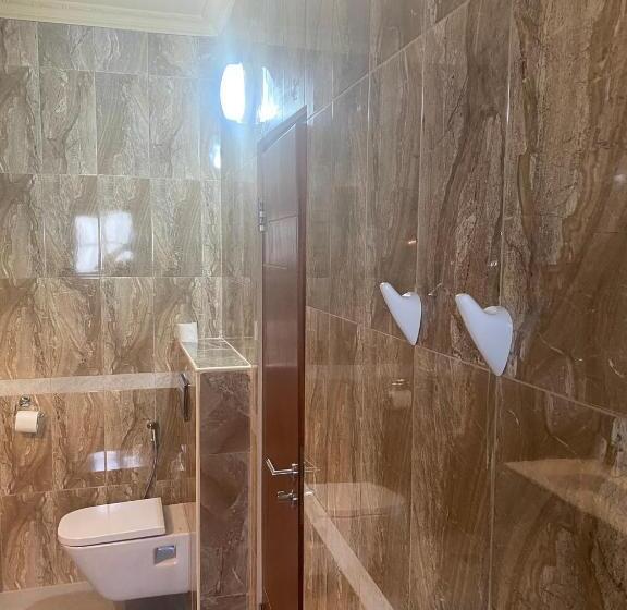 キングサイズベッドのスタンダードルーム, The Landing Lodge Abidjan