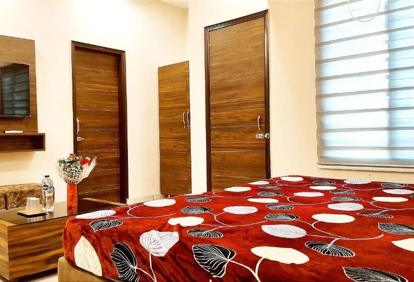 Номер Deluxe Кровать Кинг, Motel Desire Suites    Studio Luxurys   Lpu Law Gate    Special For Families, Students, Couples, Cor