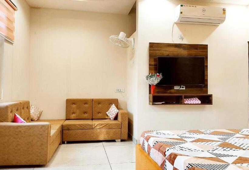 Номер Deluxe Кровать Кинг, Motel Desire Suites    Studio Luxurys   Lpu Law Gate    Special For Families, Students, Couples, Cor