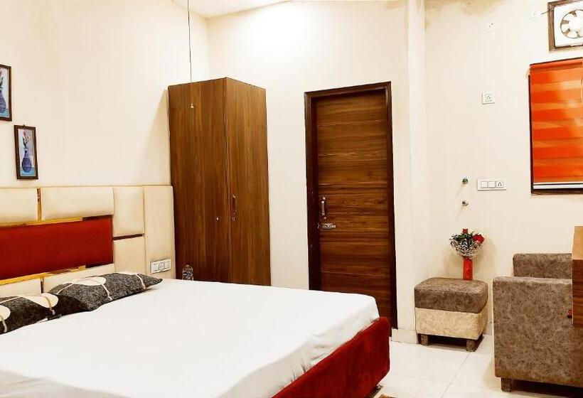 Номер Deluxe Кровать Кинг, Motel Desire Suites    Studio Luxurys   Lpu Law Gate    Special For Families, Students, Couples, Cor