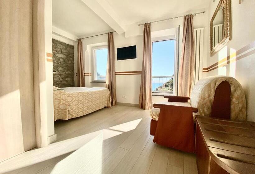 اتاق سه نفره سوپریور با چشم‌انداز دریا, The Manarola Main Plaza