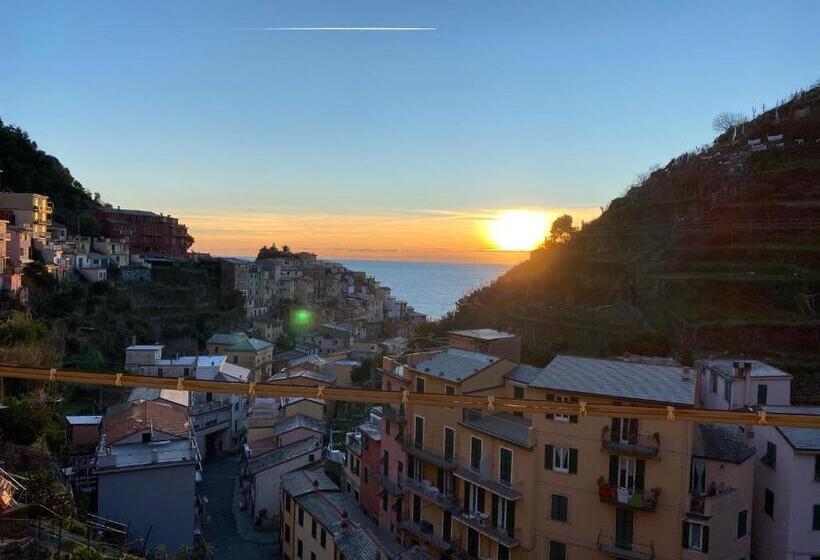 اتاق خانوادگی با چشم‌انداز دریا, The Manarola Main Plaza