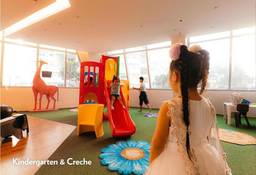 סטודיו דלוקס, The Residences At Commonwealth By Century Properties
