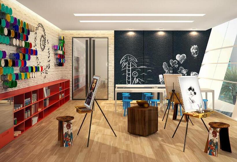 סטודיו דלוקס, The Residences At Commonwealth By Century Properties