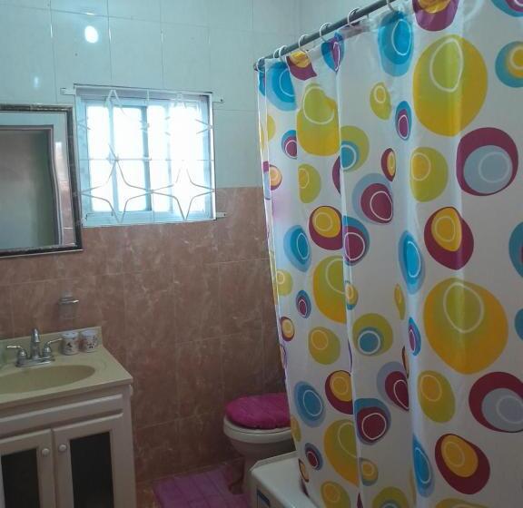 اتاق اکونومی, Mothersill B&b & More