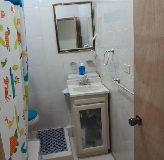 اتاق اکونومی, Mothersill B&b & More