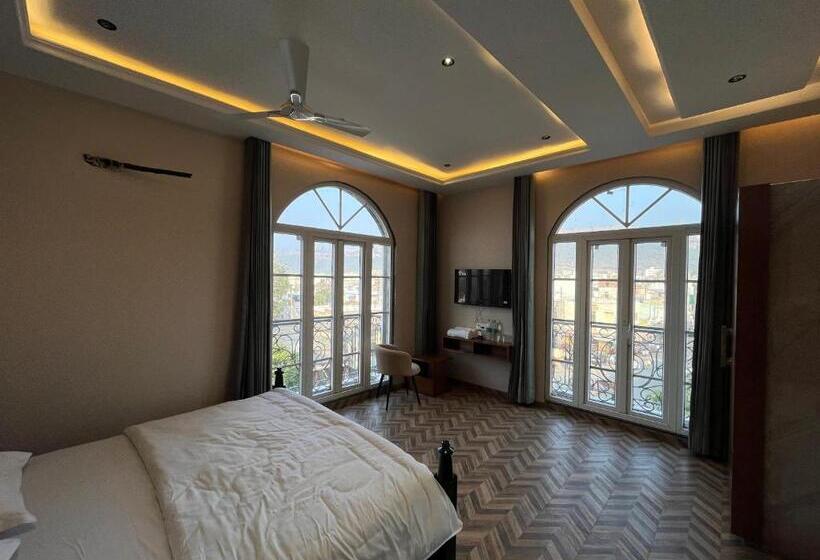 Люкс Вид на Горы, Hari Leela Fort View Palace