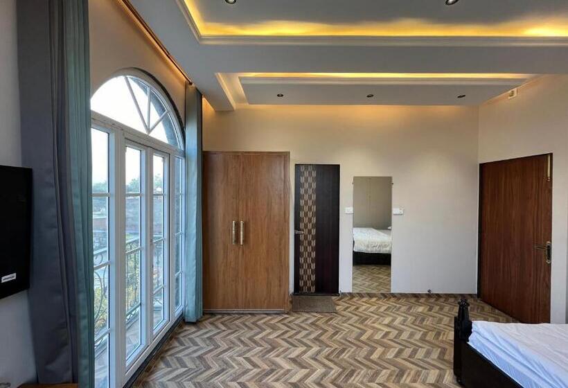 Люкс Вид на Горы, Hari Leela Fort View Palace