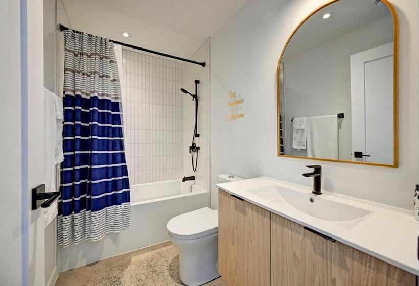1 Bedroom Penthouse Apartment, Tripmontreal 301