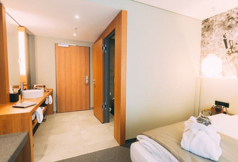 Номер Deluxe, Me And All Hotel Dusseldorf, By Hyatt