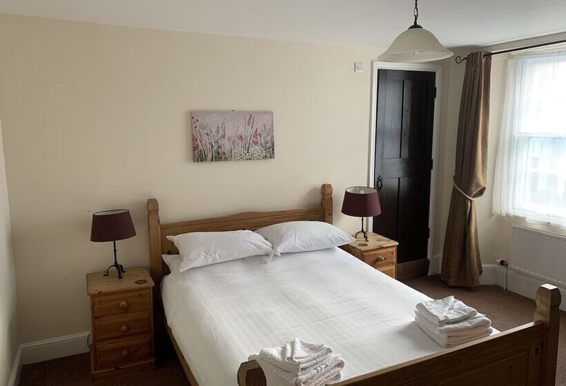 اتاق استاندارد, The Cromwell Arms Inn
