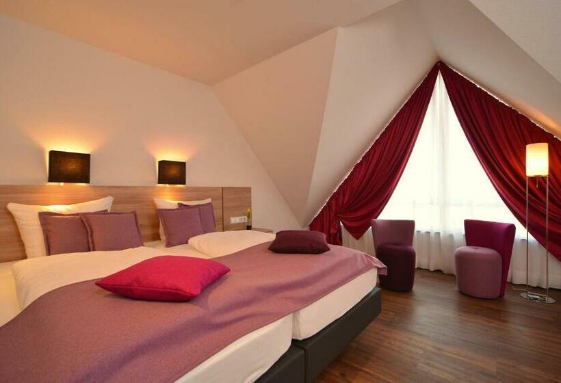 חדר דלוקס יחיד, Das Crass