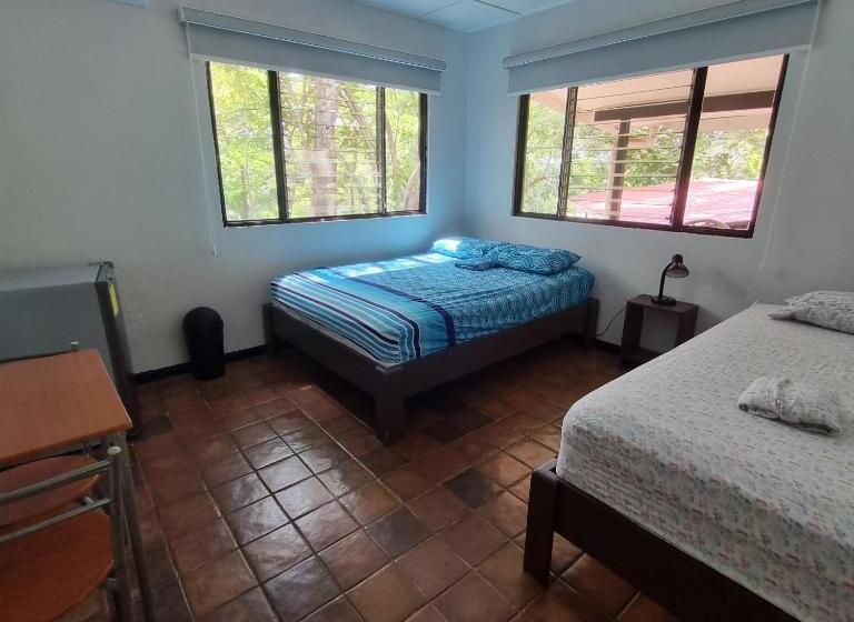 اتاق استاندارد سه تخته با سرویس بهداشتی مشترک, Casa Pura Vida Surf Hostel   Tamarindo Costa Rica