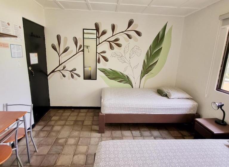 اتاق استاندارد سه تخته با سرویس بهداشتی مشترک, Casa Pura Vida Surf Hostel   Tamarindo Costa Rica