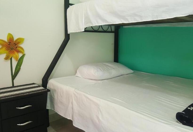 Habitacion Quintuple Estándar, Hostal Y Camping Los Girasoles
