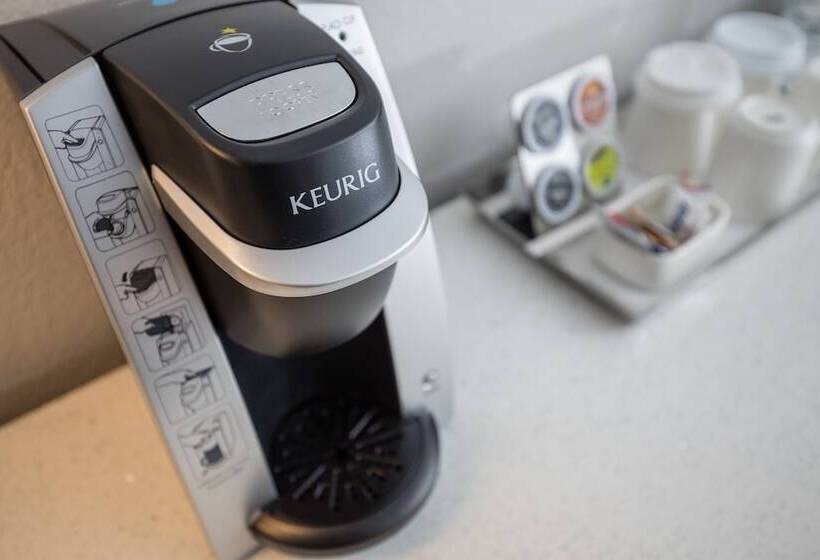 جناح, Radisson Hotel Oakland Airport