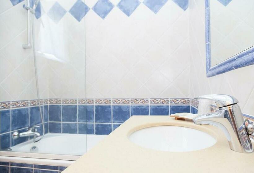 Номер Стандарт Трехместный, Logis Hotel & Restaurant L Etape Bouc Bel Air   Gardanne