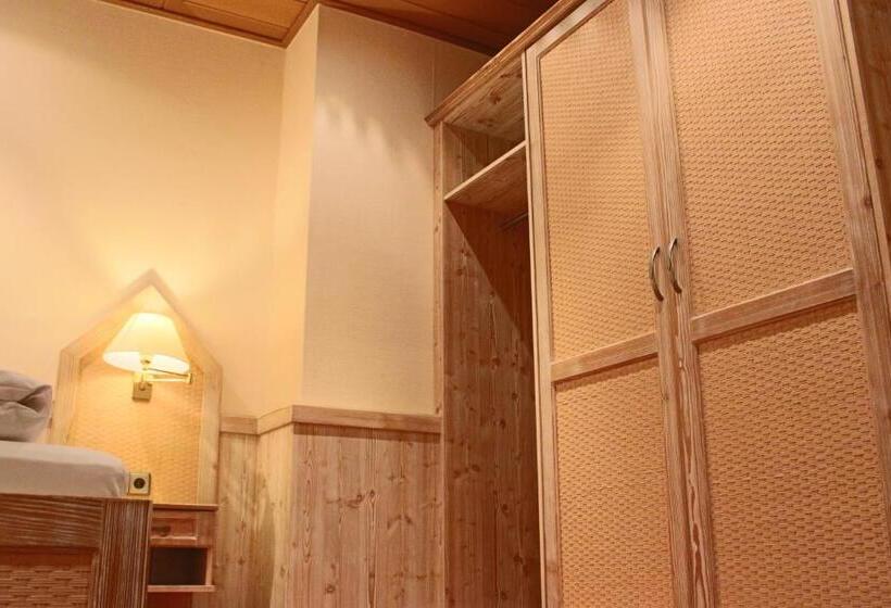 اتاق راحتی سه تخته, Central