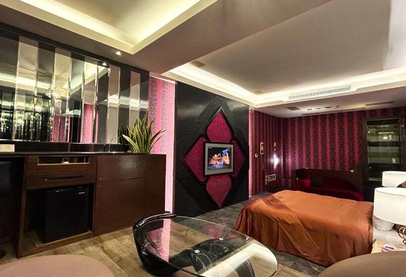 اتاق لوکس, Shining Motel