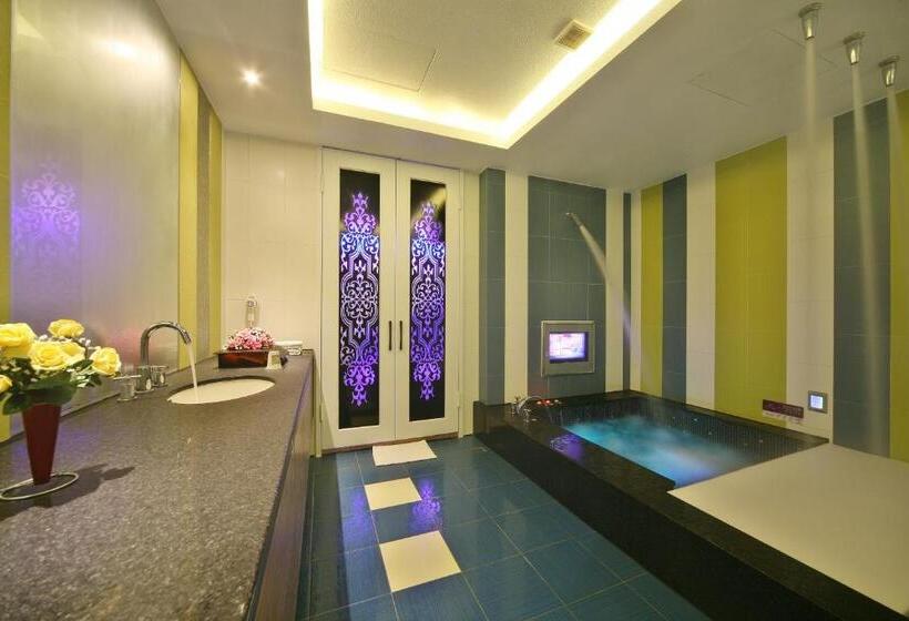 اتاق لوکس, Shining Motel
