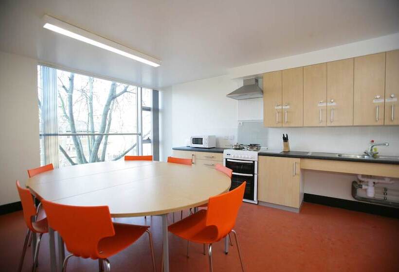 חדר סטנדרט, Davies Court