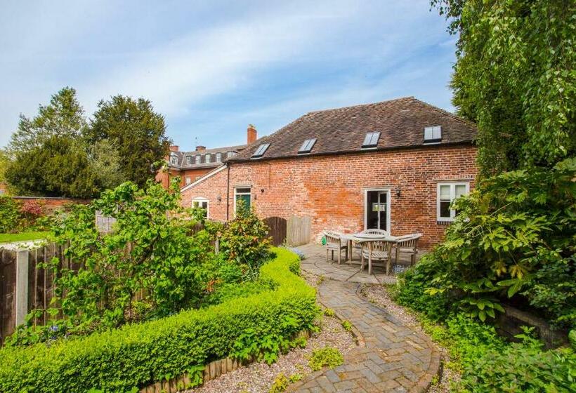Номер Стандарт, St Johns House Lichfield