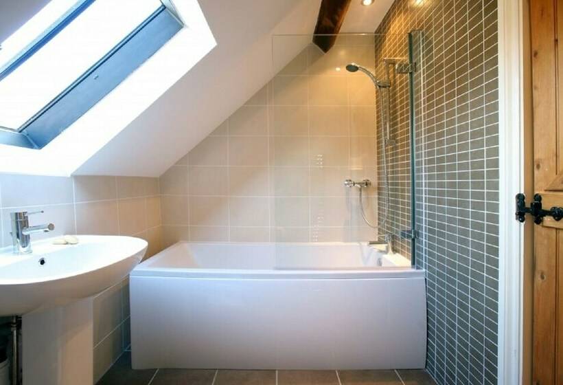 Номер Стандарт, St Johns House Lichfield