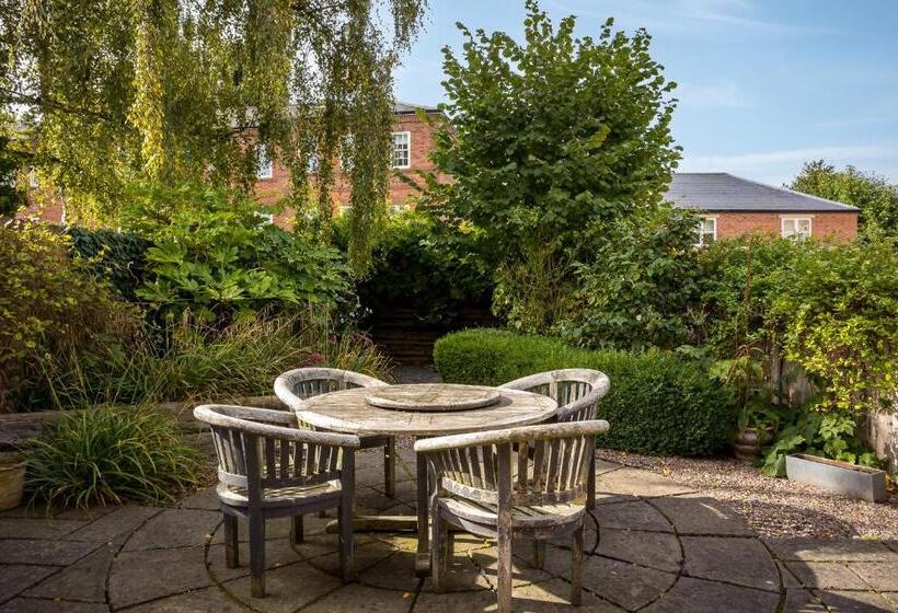 Номер Стандарт, St Johns House Lichfield