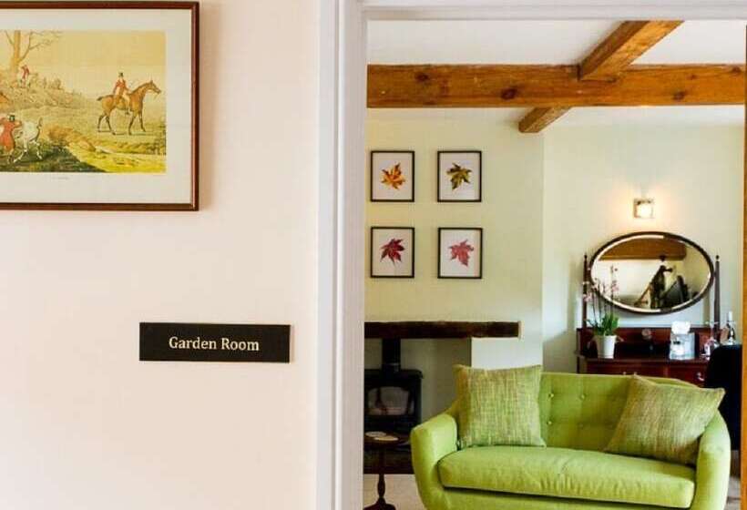 Номер Стандарт, St Johns House Lichfield