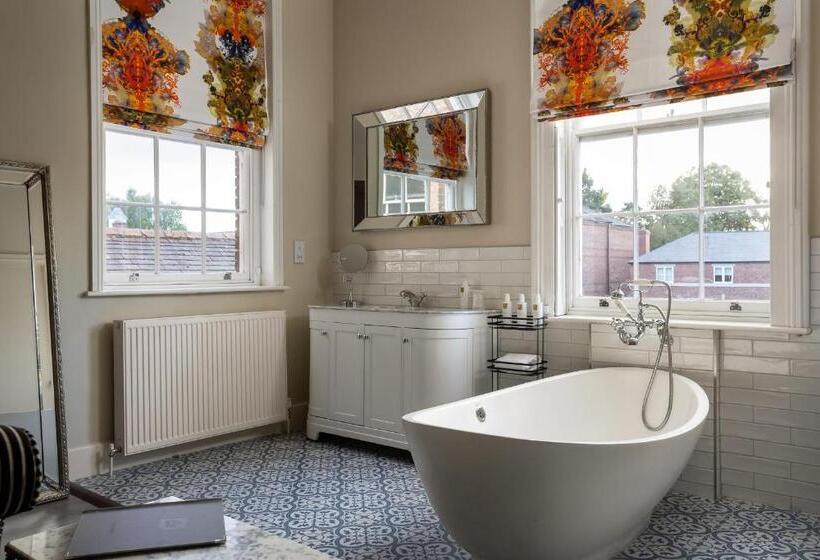Номер Стандарт, St Johns House Lichfield