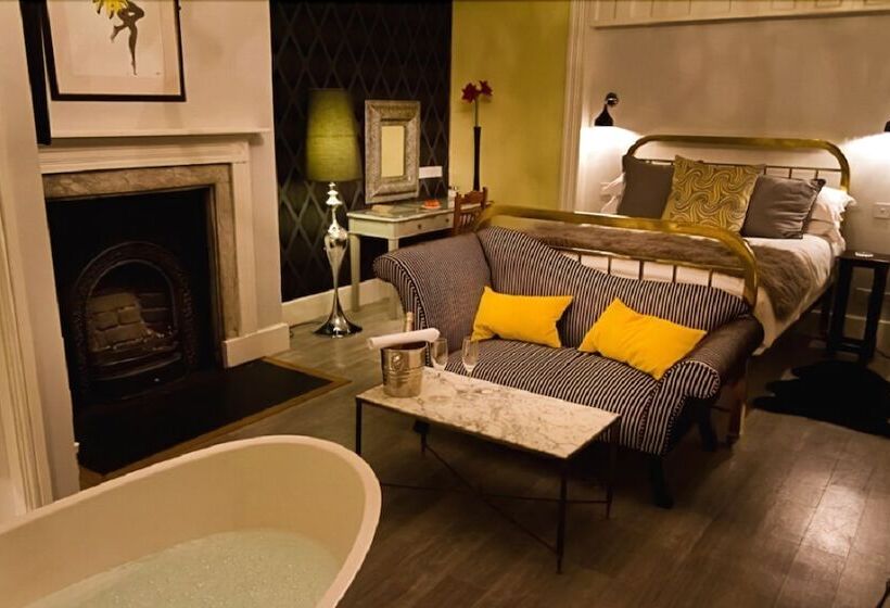 Номер Стандарт, St Johns House Lichfield