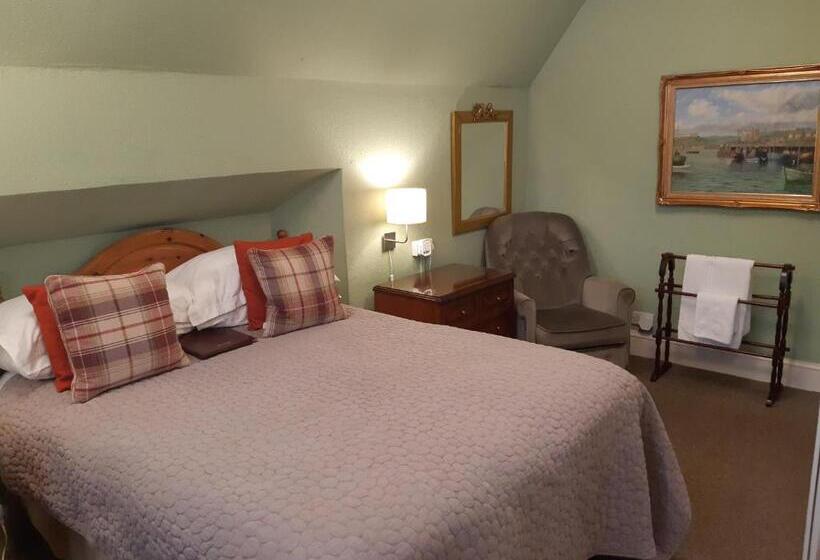 Семейный Номер, Holywell House