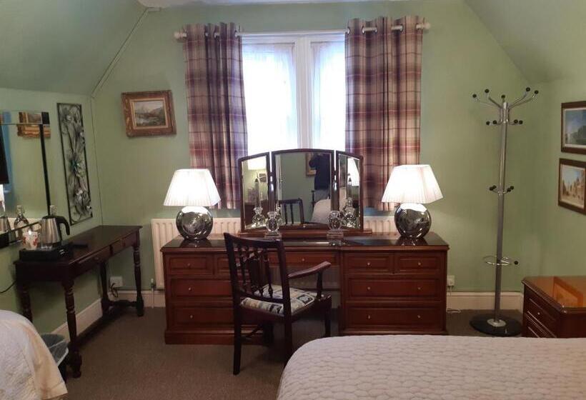 Семейный Номер, Holywell House