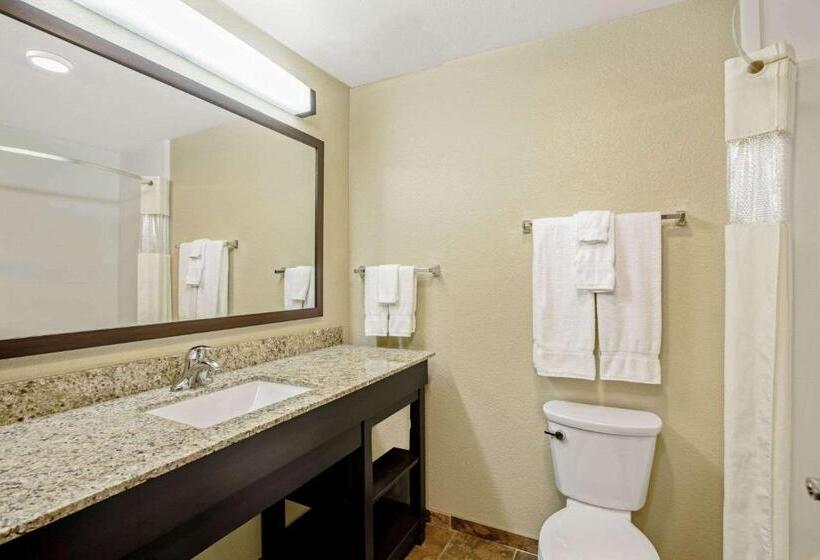 Номер Executive, La Quinta By Wyndham Gillette