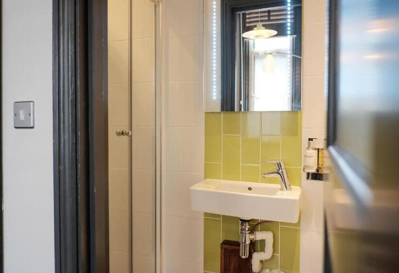 اتاق خانوادگی, The Wellington