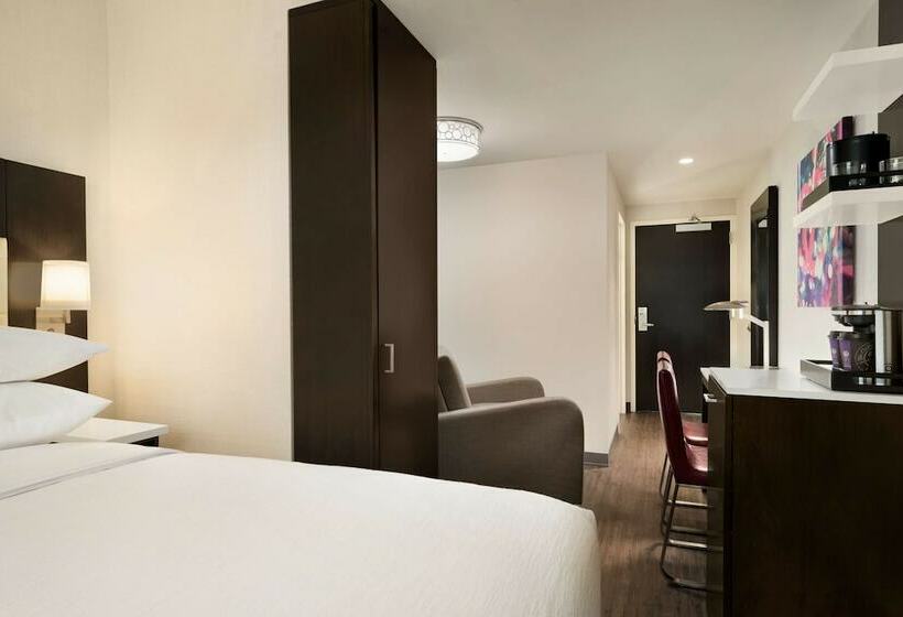 스탠다드 룸 더블 침대, Embassy Suites By Hilton New York Manhattan Times Square