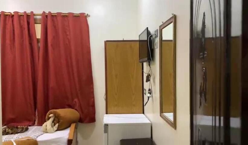 اتاق سه‌نفرۀ استاندارد با سرویس بهداشتی بیرون از اتاق, Abo Elwafa