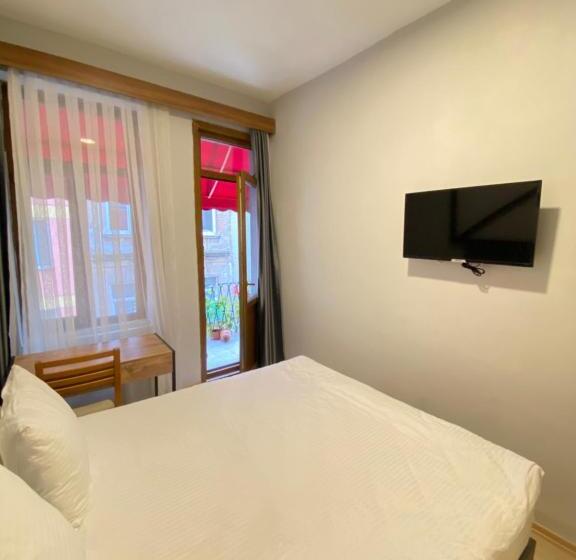 带阳台套房, Cozy Suite With Balcony   On The Kadıköy Seaside