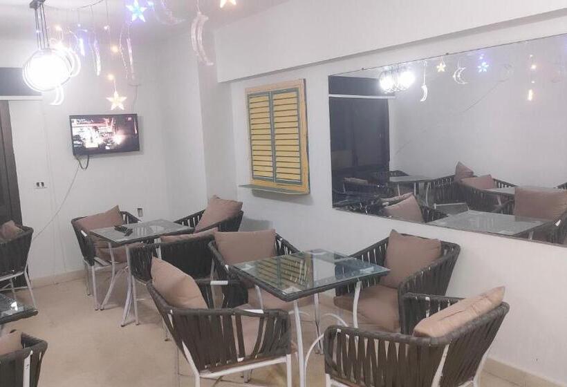 اتاق استاندارد سه نفره, Giza City