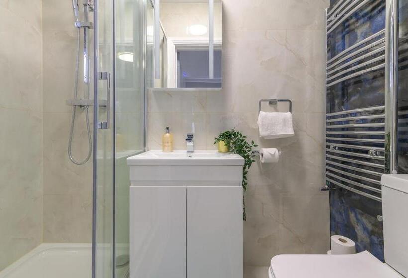 Номер Deluxe, 12 Elmwood