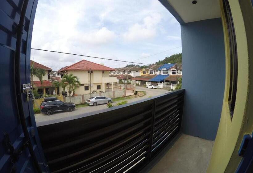 Четырехместный Номер Стандарт с Балконом, Coco Guesthouse Kemaman