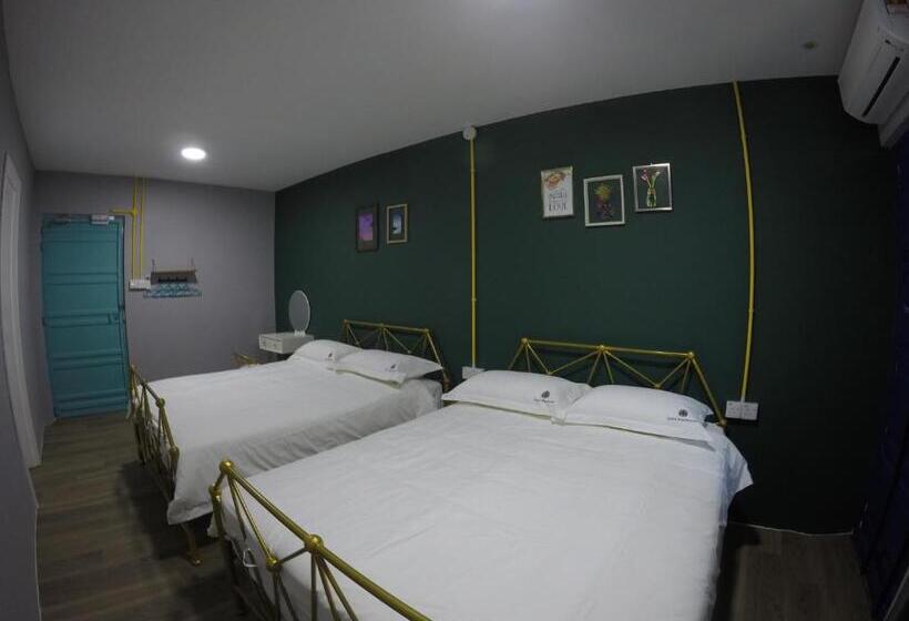 Четырехместный Номер Стандарт с Балконом, Coco Guesthouse Kemaman