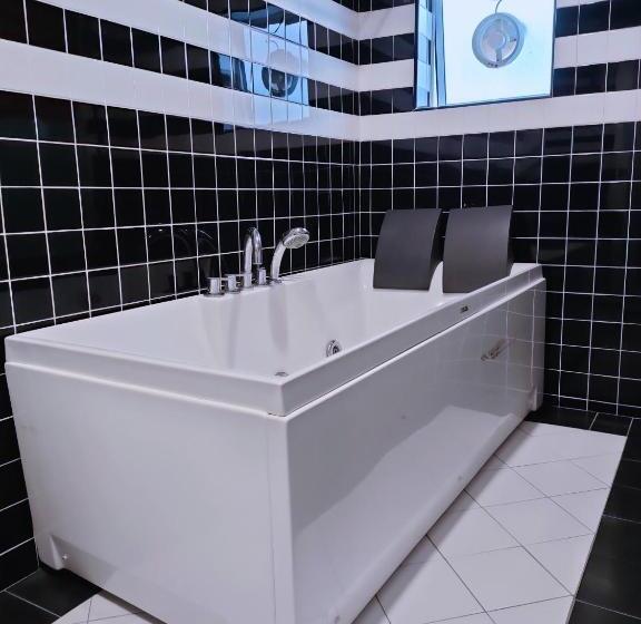 Family Suite, Yts