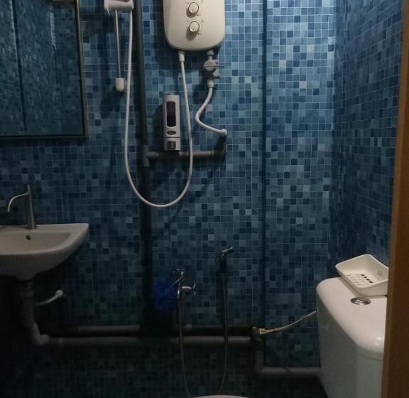 Трехместный Номер Deluxe, Kuala Besut Jetty Budget Hotel Ain   In Front Of Kuala Besut Jetty