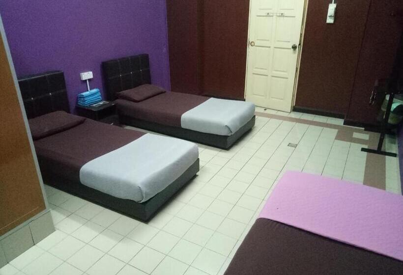 Номер Стандарт Трехместный, Kuala Besut Jetty Budget Hotel Ain   In Front Of Kuala Besut Jetty